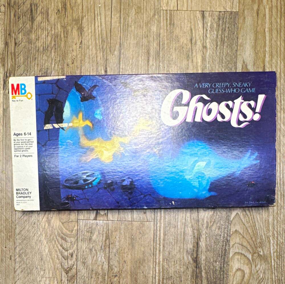 Milton Bradley Ghosts! Strategy Board Game Glow in Dark 1989 MPN 4590